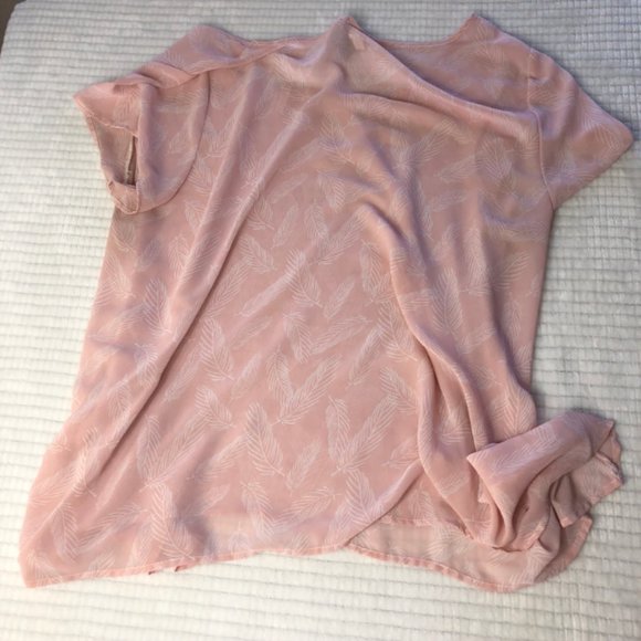 Torrid Pink Feather Print Sharkbite Blouse SZ 2 - Picture 7 of 8